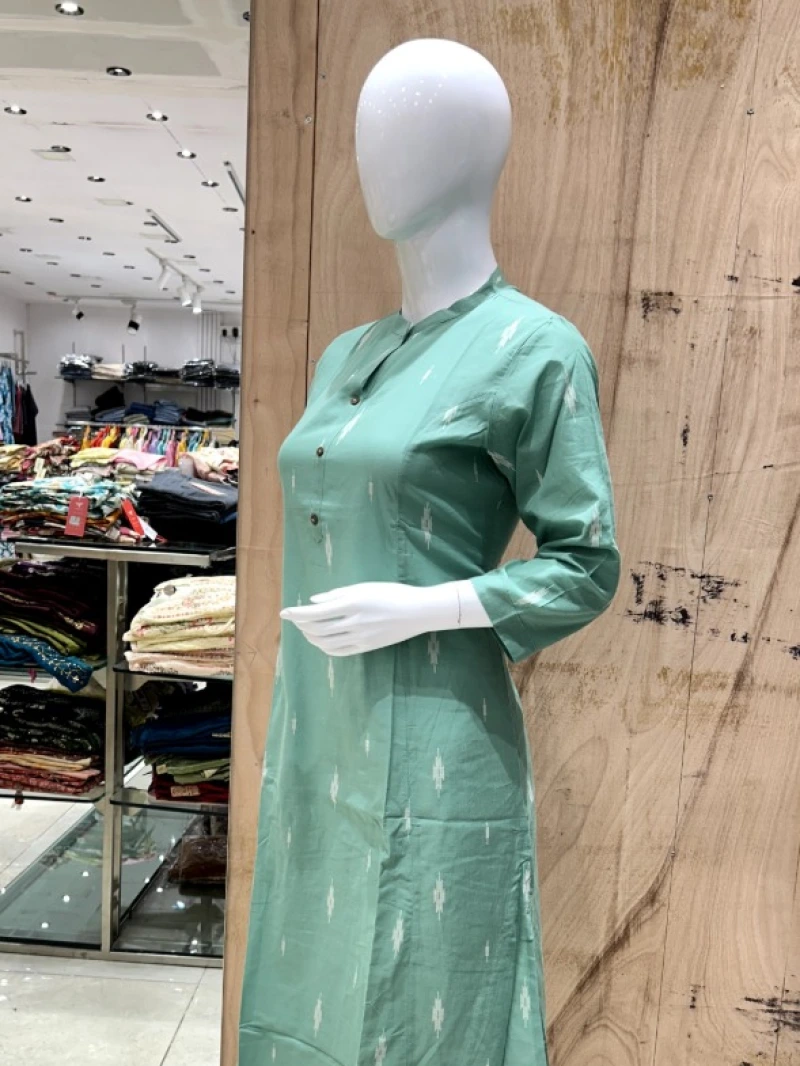 Collared Two Piece Kurta Set 4